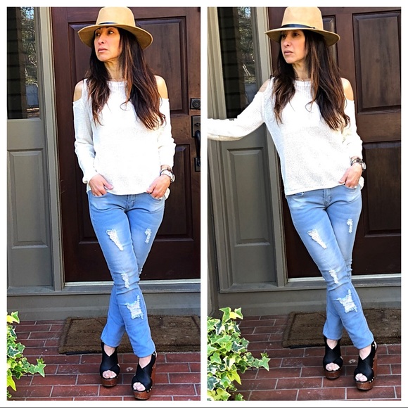 ✨2 LEFT✨Light wash skinny distressed jeans - Picture 6 of 8